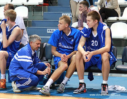 Врач команды Виктор Ионов оказывает помощь Алексею Жердеву (фото - Анна Астахова, dynamobasket.com)