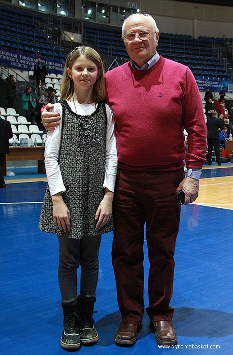 Евгений Гомельский с внучкой (фото - Анна Астахова, dynamobasket.com)